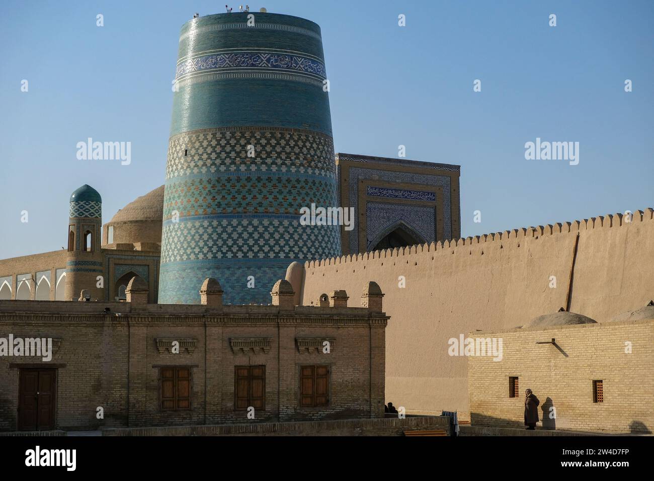 Khiva, Ouzbékistan - 16 décembre 2023 : le minaret mineur de Kalta situé dans la vieille ville de Khiva, Ouzbékistan. Banque D'Images