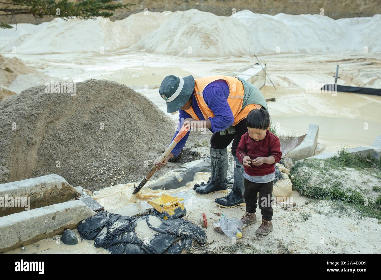 Travailleuse avec son enfant dans une mine de kaolin, Pachacayo, Pérou Banque D'Images