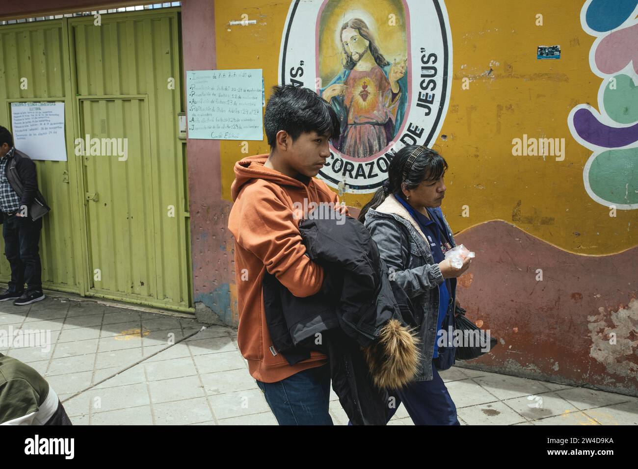 Les passants devant l'entrée de l'école Sagrado Corazon de Jesus, Avenida Ferrocarril, Huancayo, Pérou Banque D'Images