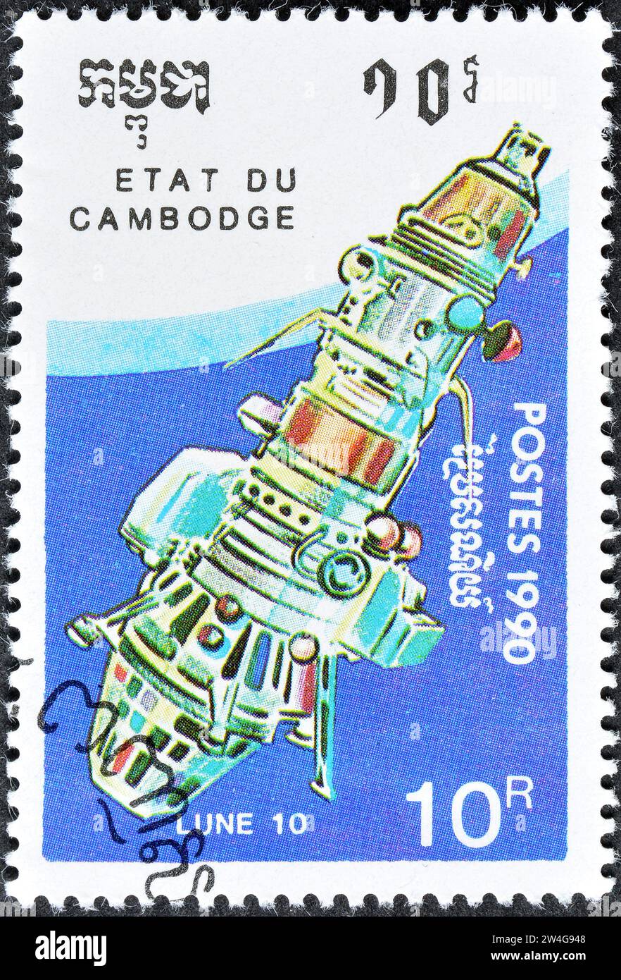 Timbre-poste annulé imprimé par le Cambodge, qui montre Luna 10, vers 1986. Banque D'Images