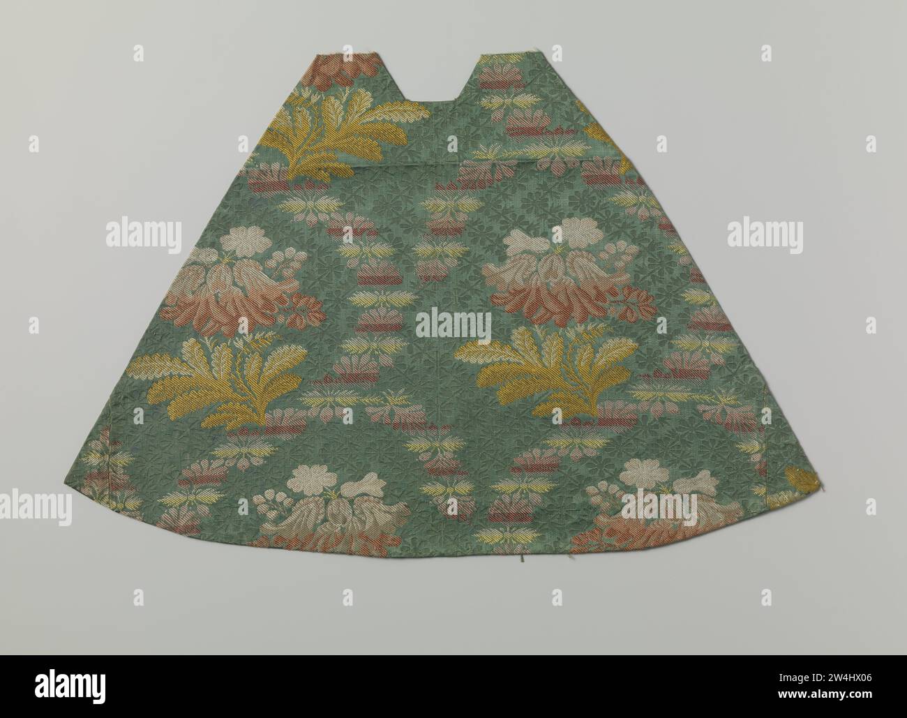 Fragment multicolore browed Zijddamast, Anonymous, 1730 fragment de tissu de soie avec une terre verte avec un motif de lignes en zig-zag consistant en un motif de fleurs stylisé. Des frondes composées de feuilles et de fruits courent sur le motif. Les guirlandes forment des champs dans lesquels feuilles, fleurs et fruits. Espagne (peut-être) tissu de soie fragment de Damas de soie avec un sol vert avec un motif de lignes en zig-zag consistant en un motif de fleurs stylisé. Des frondes composées de feuilles et de fruits courent sur le motif. Les guirlandes forment des champs dans lesquels feuilles, fleurs et fruits. Espagne (peut-être) Damas de soie Banque D'Images