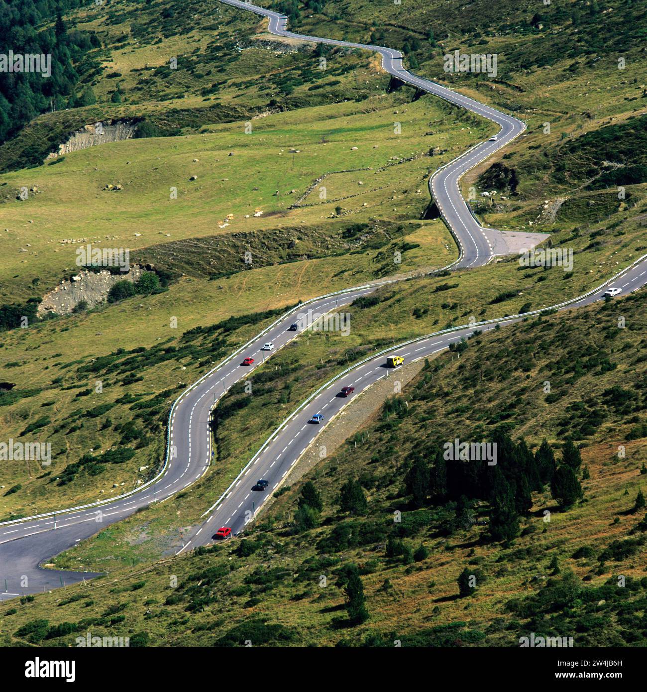 Route sinueuse dans les Pyrénées orientales. France. Europe. Banque D'Images