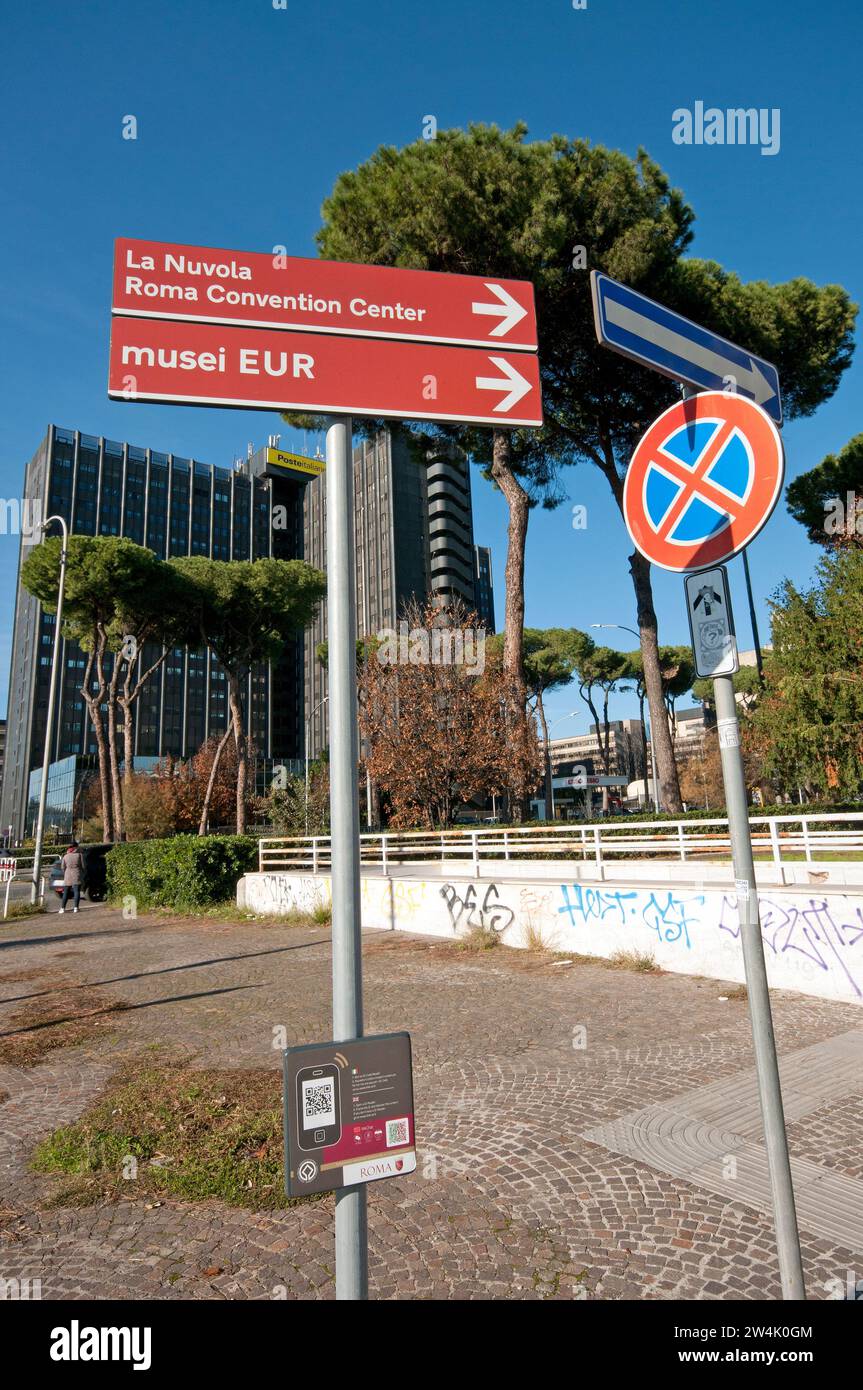 Panneau de direction pour les attractions (Roma Convention Center la Nuvola et EUR musées) dans le quartier EUR, Rome, Italie Banque D'Images