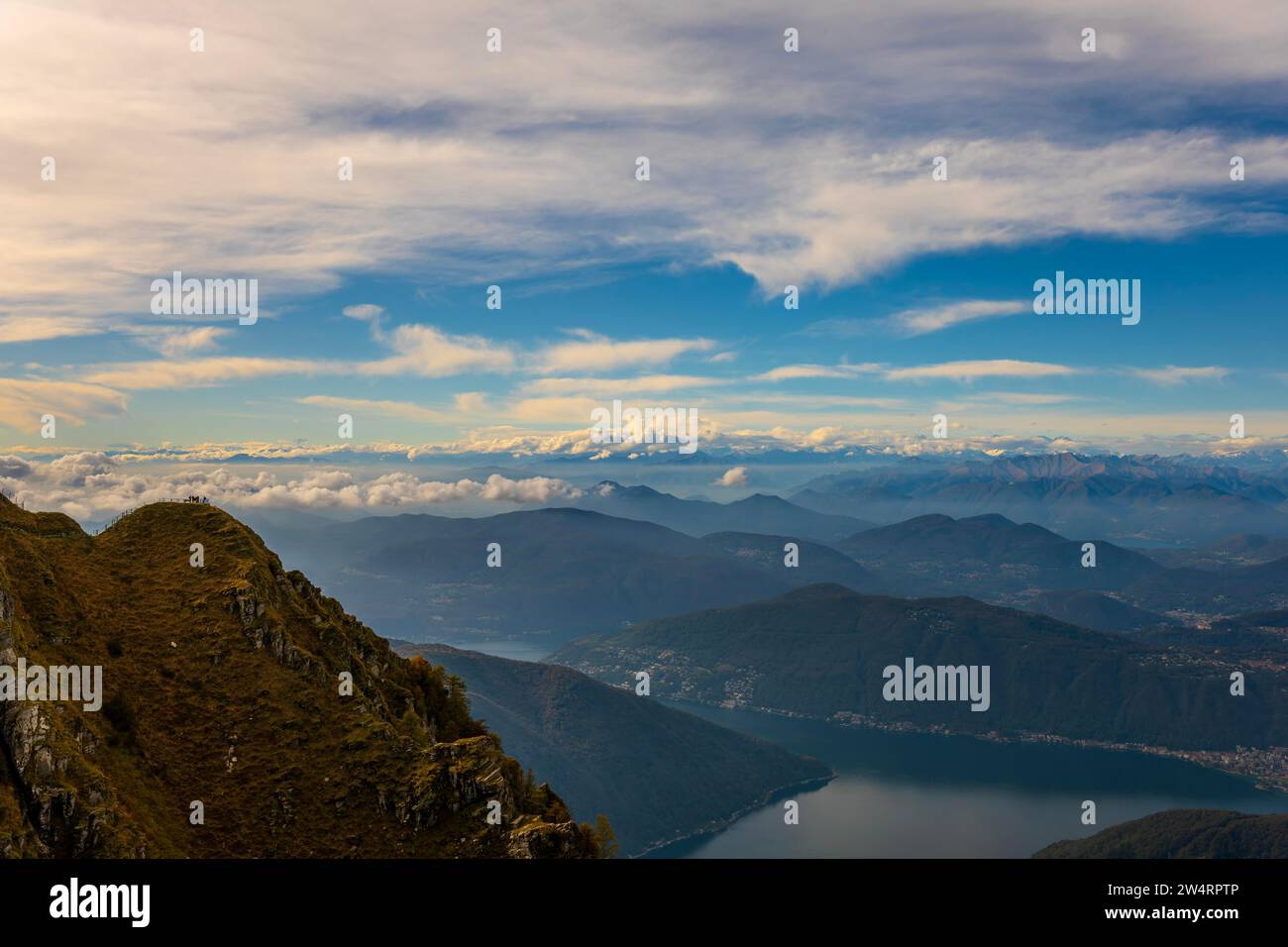 Vue aérienne sur le magnifique paysage montagneux avec montagne enneigée et Cloudscape et le lac de Lugano dans une journée ensoleillée de Monte Generoso, Tessin, Switzerl Banque D'Images