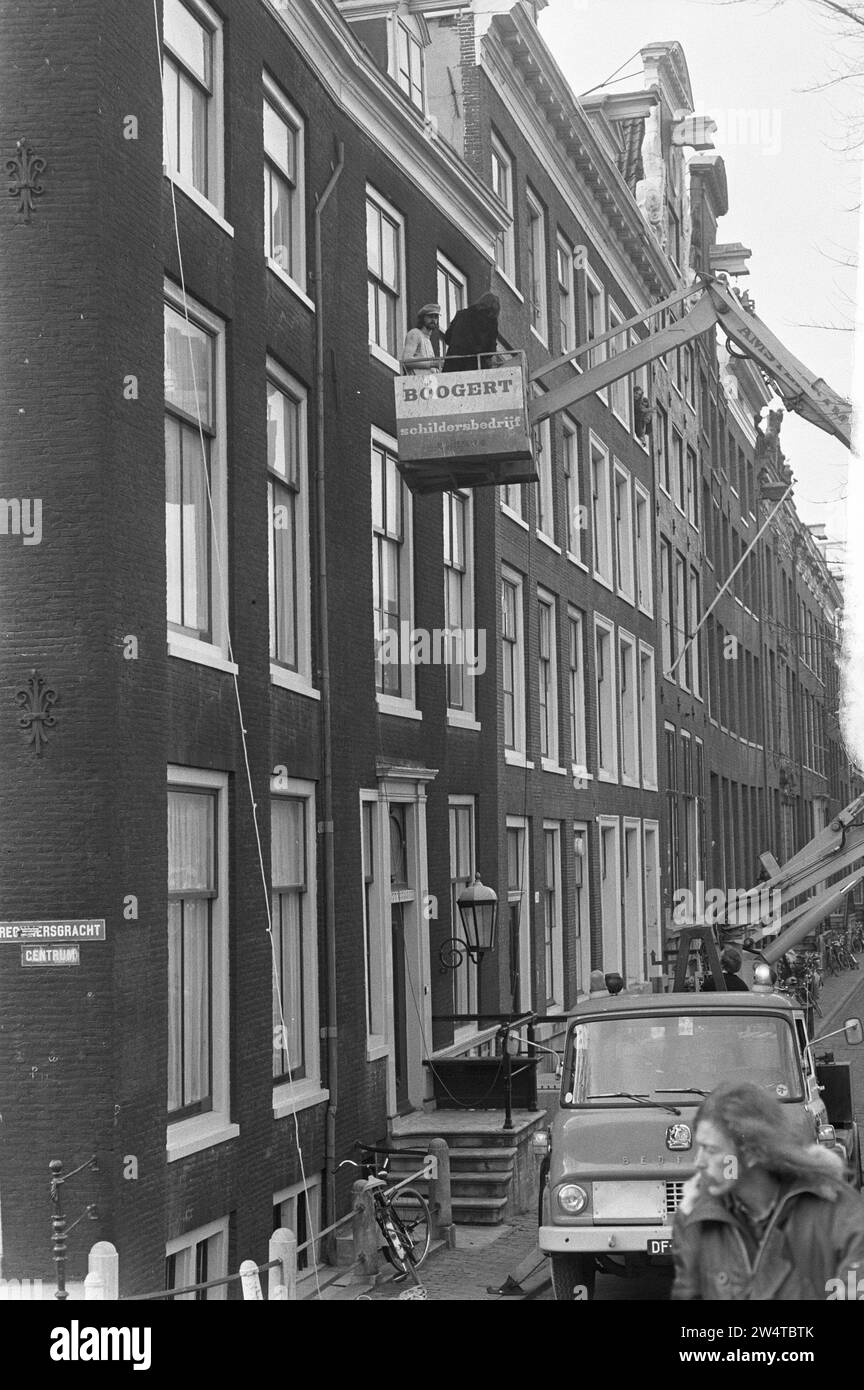 Énorme photo d'une raffinerie de pétrole sur la façade d'un bâtiment sur Herengracht, accrochée par le photographe Uwe Layensiepen ca. 15 décembre 1972 Banque D'Images