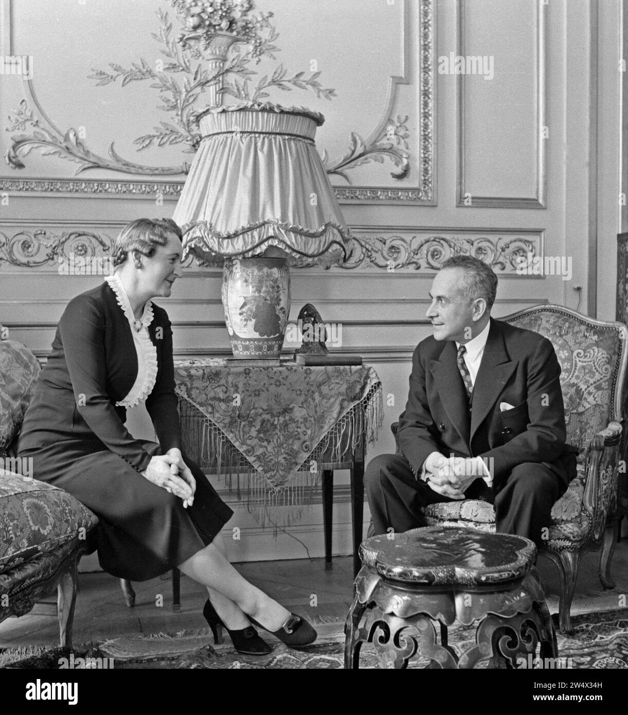 Diplomate tchèque et slovaque Štefan Osusky et sa femme Pavla dans le salon de l'ambassade à Paris ca. 1939 Banque D'Images
