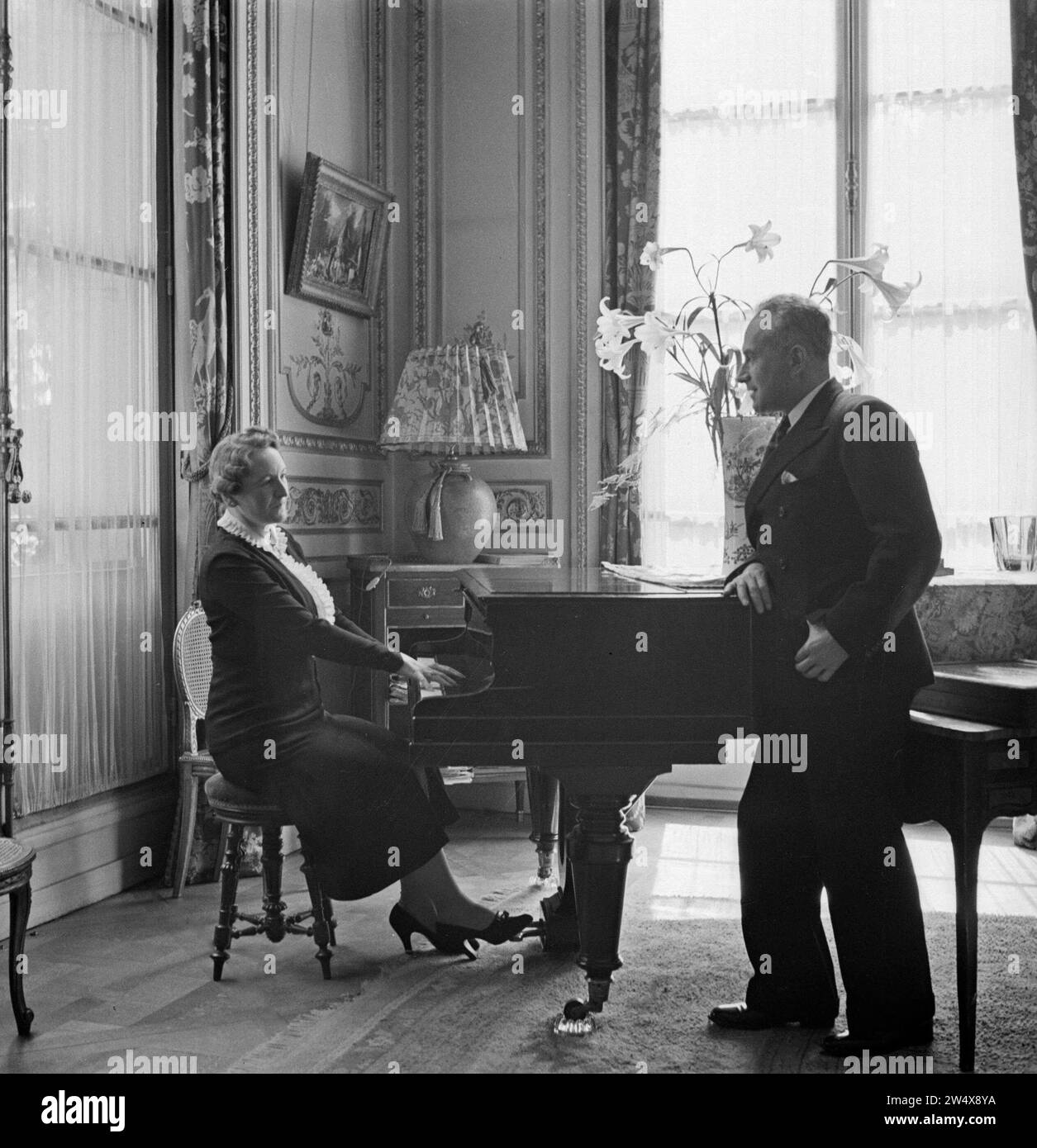 Diplomate Štefan Osusky et sa femme Pavla Vachková-Osusky au piano ca. 1939 Banque D'Images