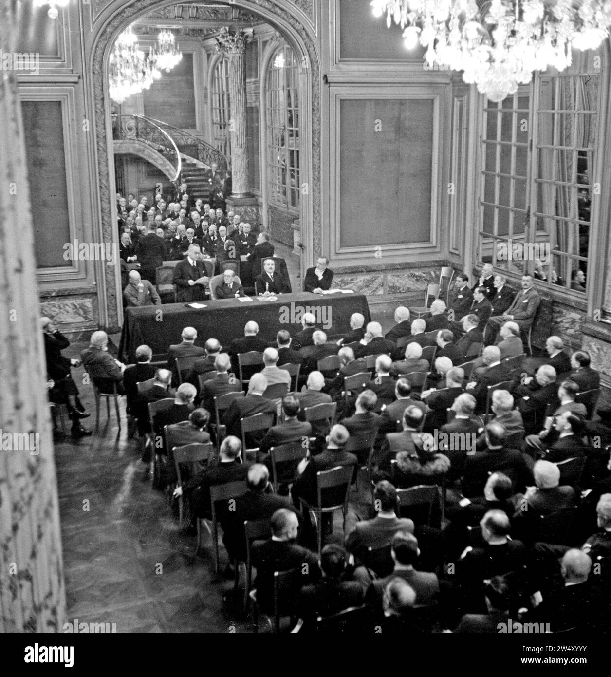 L'ambassadeur tchécoslovaque Štefan Osusky (debout derrière la table) s'exprime devant une salle de diplomates, à sa droite Henry Bérenger, président de la commission des affaires étrangères du Sénat français ca. 23 juin 1938 Banque D'Images