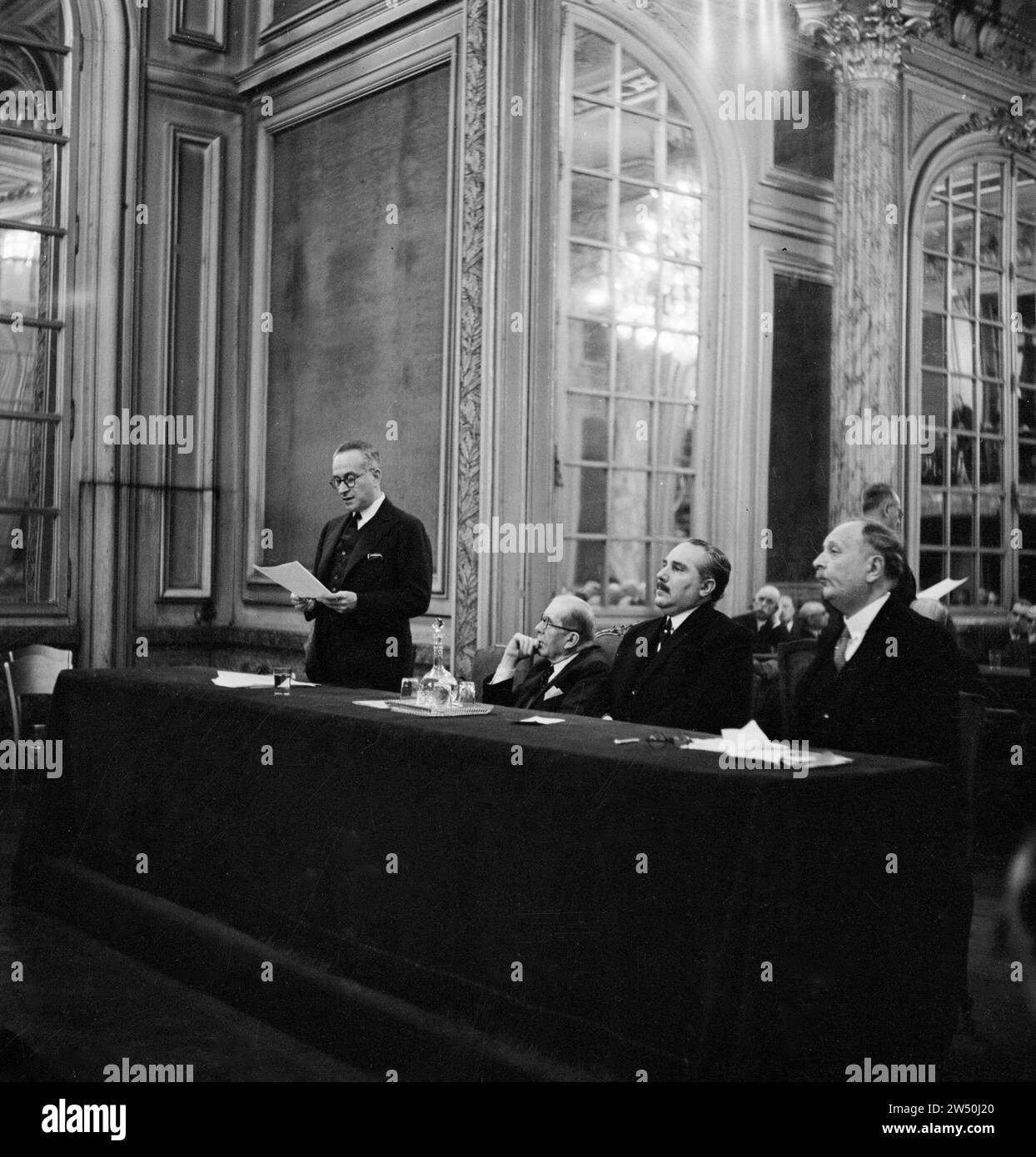 L'ambassadeur tchécoslovaque Štefan Osusky (debout) prend la parole, à sa droite Henry Bérenger, président de la commission des affaires étrangères du Sénat français ca. 23 juin 1938 Banque D'Images