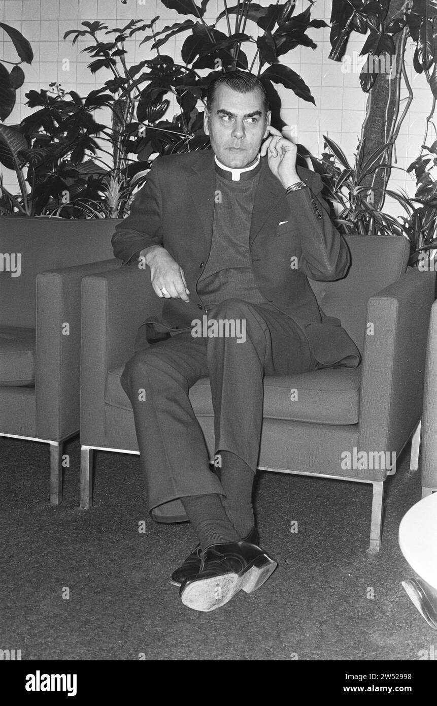 Monseigneur Bluyssen de retour de Rome à Schiphol ca. 19 décembre 1972 Banque D'Images