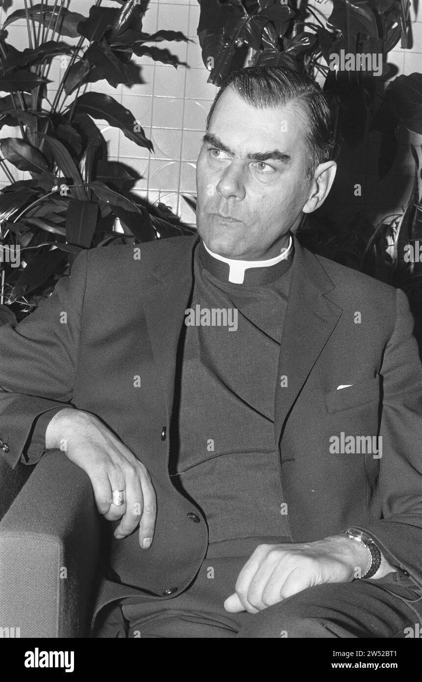 Monseigneur Bluyssen de retour de Rome à Schiphol ca. 19 décembre 1972 Banque D'Images