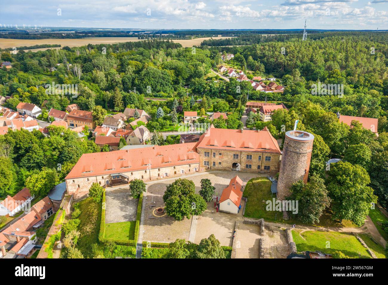 Vue aérienne, photo drone : Château Eisenhardt et ville thermale de Bad Belzig, parc naturel Hoher Flaeming, Brandebourg, Allemagne Banque D'Images