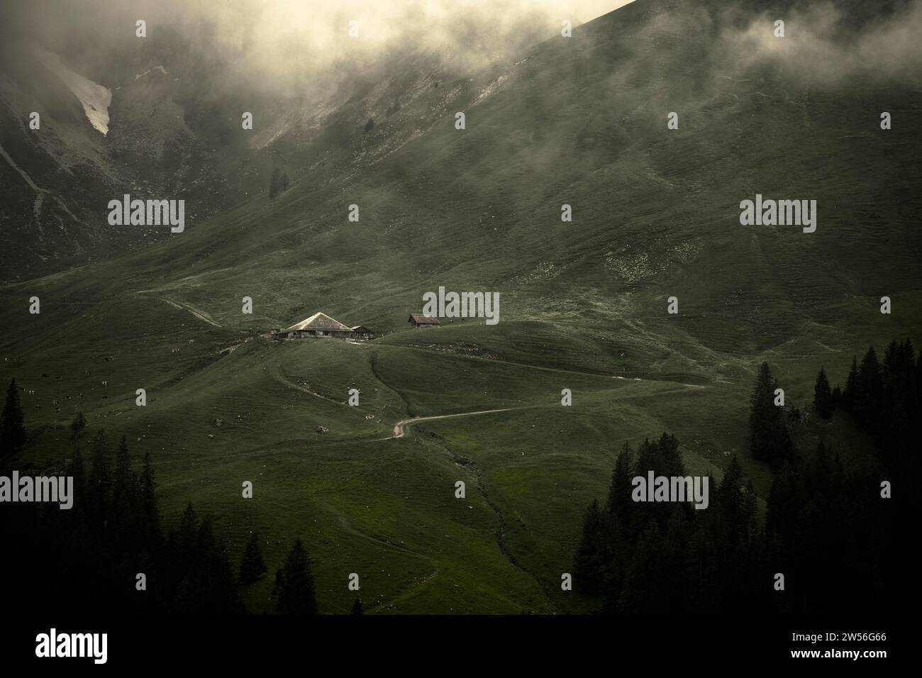 Cabane alpine dans un paysage montagneux sombre et brumeux, Interlaken, Oberland bernois, Suisse Banque D'Images