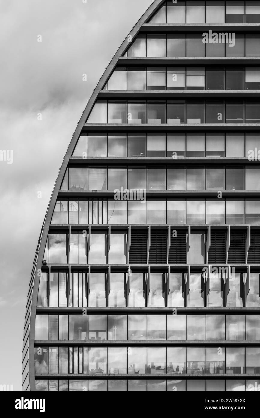 Le siège de BBVA à Madrid en Espagne, conçu par Herzog & de Meuron, est une merveille architecturale emblématique. Sa structure en acier et en verre Banque D'Images