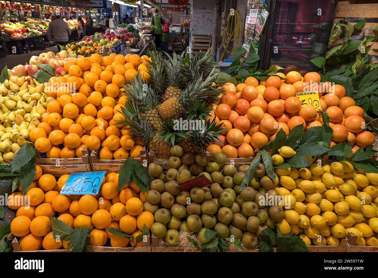 Grande sélection de fruits dans la grande halle, Mercato orientale, via XX Settembre, 75 r, Gênes, Italie Banque D'Images