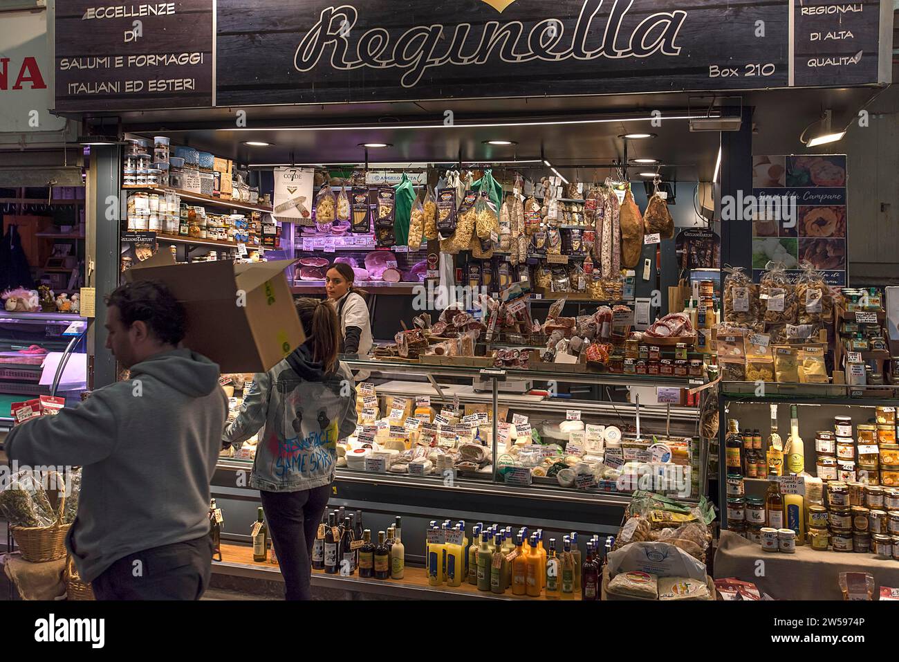 Stall avec des aliments régionaux dans la grande halle de marché, Mercato orientale, via XX Settembre, 75 r, Gênes, Italie Banque D'Images