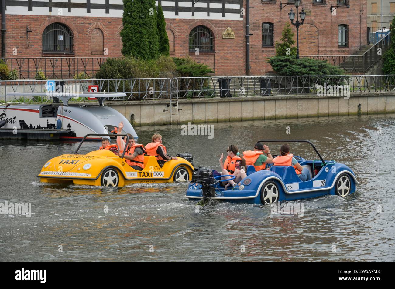 Touristes, bateaux d'excursion sans chauffeur sur la Motlawa, Gdansk, Voïvodie de Poméranie, Pologne Banque D'Images