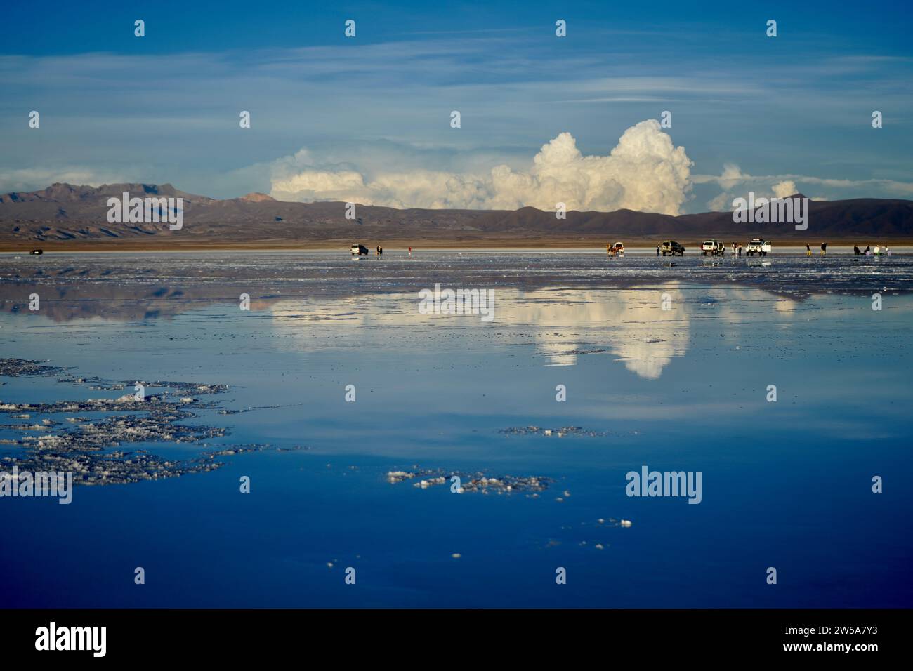 Nuages et montagnes reflétés dans les eaux peu profondes sur les plaines salées, Uyuni Salt Flat, Bolivie. Banque D'Images