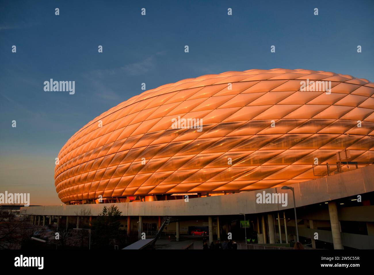 Allianz Arena dans la lumière du soir, heure dorée, Munich, Bavière, Allemagne Banque D'Images