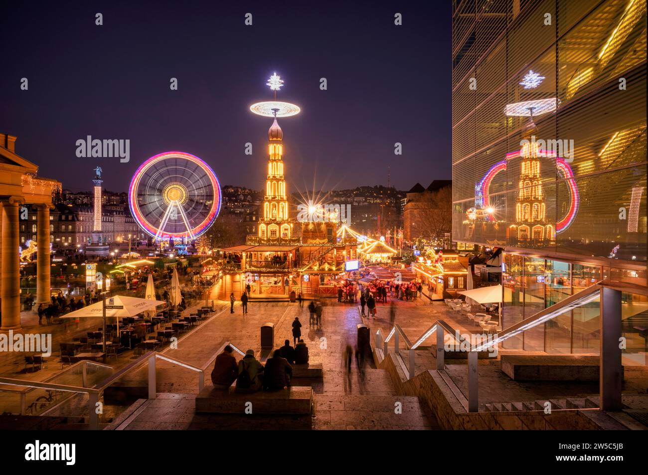 Shot de nuit, marché de Noël avec pyramide de Noël, reflet dans le musée d'art, Cube, grande roue, Nouveau Palais, Schlossplatz, heure bleue Banque D'Images