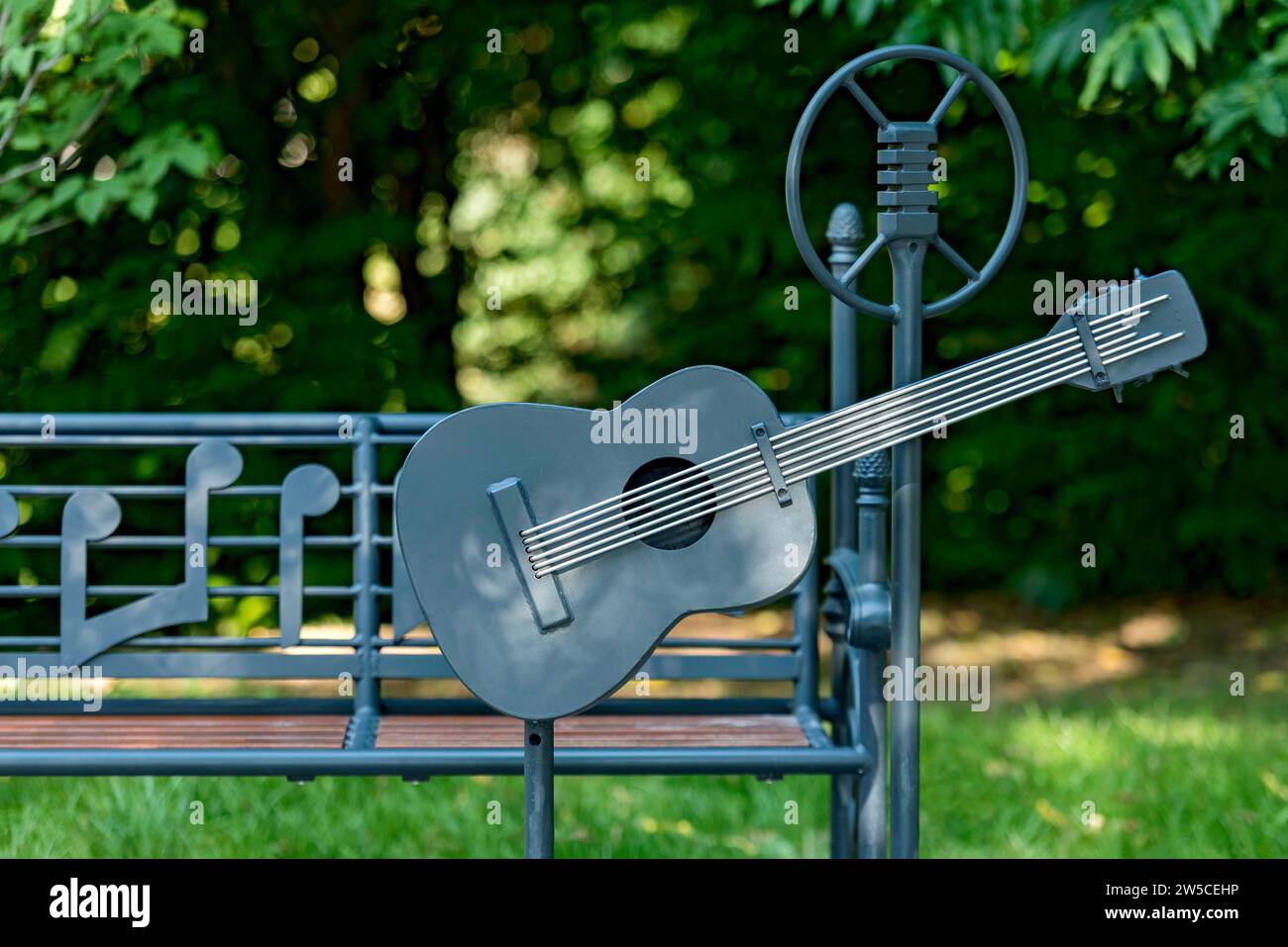 Banc Elvis, sculpture, banc forgé avec partition, guitare, microphone au monument au chanteur rock Elvis Presley au pont sur la rivière USA, spa Banque D'Images