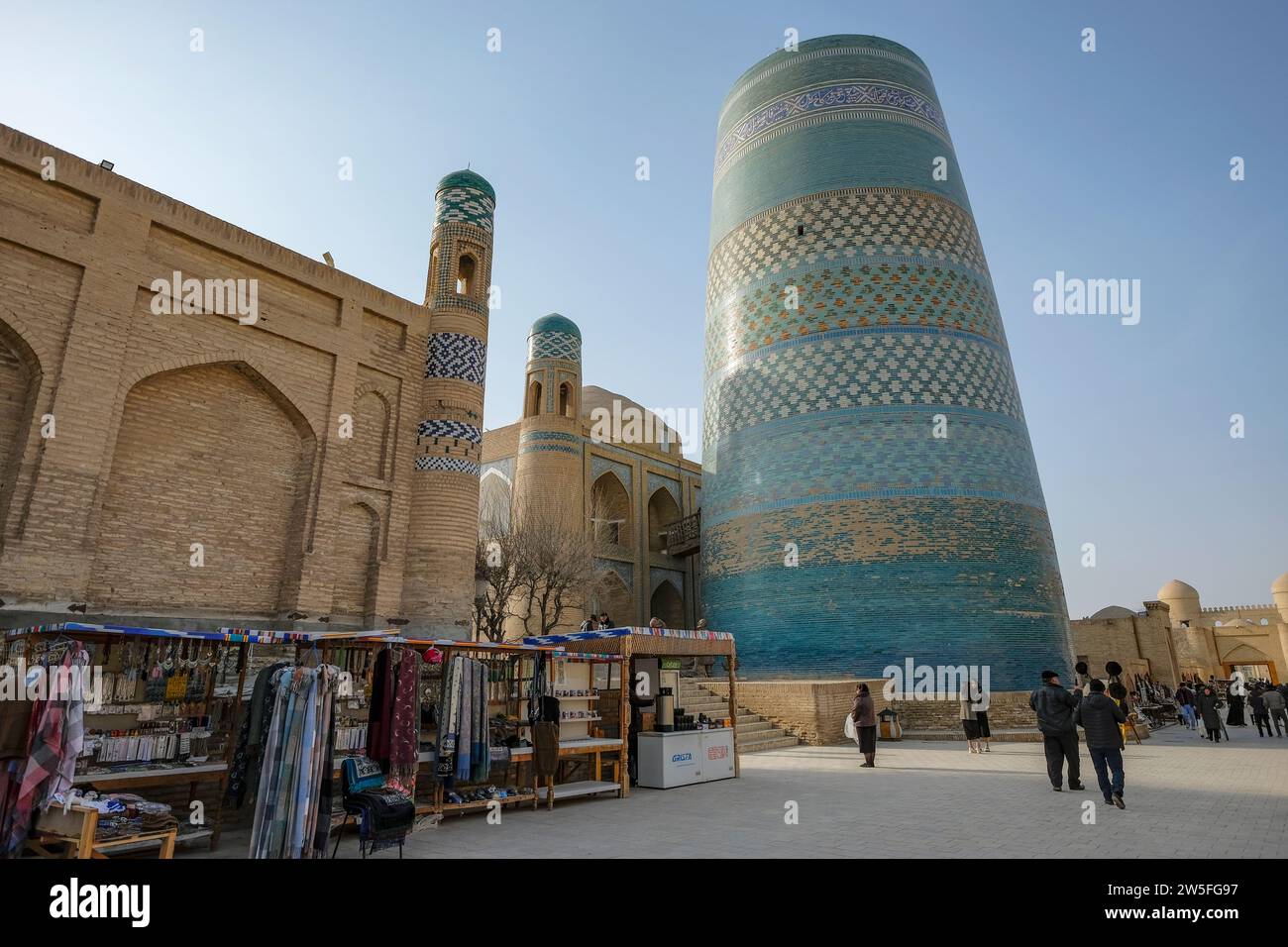Khiva, Ouzbékistan - 15 décembre 2023 : visite du Minaret de Kalta Minor dans la vieille ville de Khiva, Ouzbékistan. Banque D'Images