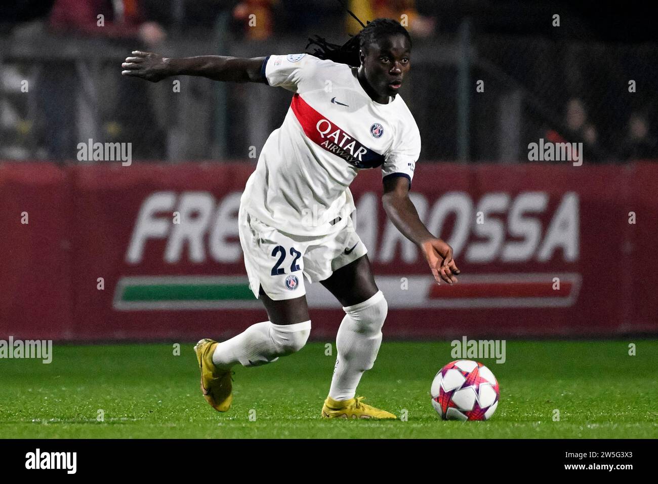 Tabitha Chawinga du Paris Saint Germain en action lors du match de la phase de groupes C de la Ligue des Champions féminine entre L’AS Roma et le Paris Saint Germain au stade tre fontane, Rome (Italie), le 20 décembre 2023. Banque D'Images