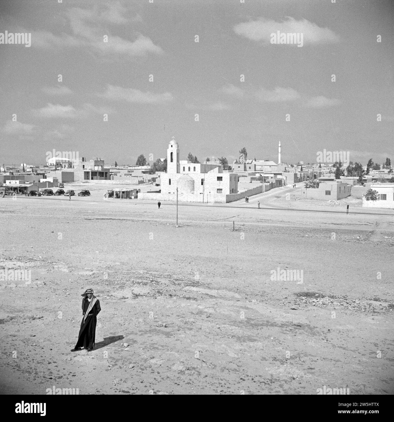 Vue du village de Zarka en Jordanie, homme arabe debout au premier plan ca. 1950-1955 Banque D'Images