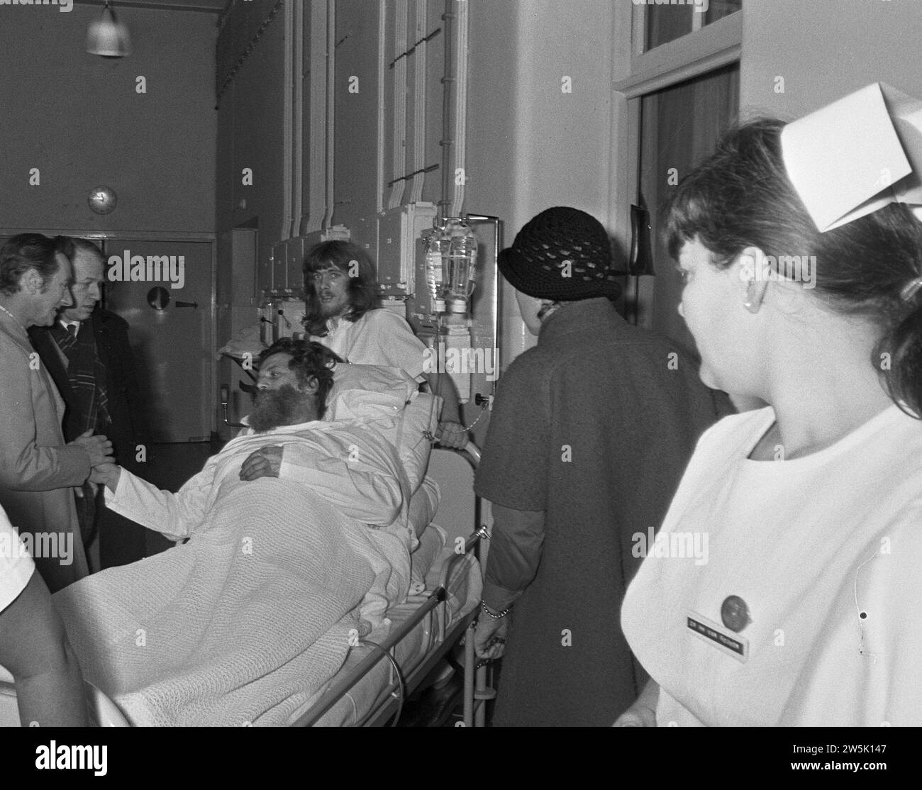 Albert mol rend visite à son ami à l'hôpital qui a été abattu lors d'un vol. 22 décembre 1972 Banque D'Images