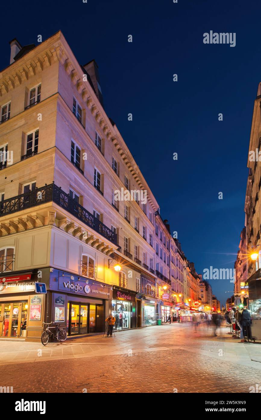 Rue Saint-Denis dans le centre de Paris, France. Une des plus anciennes rues de Paris, bordée de boutiques, bars et restaurants. Banque D'Images