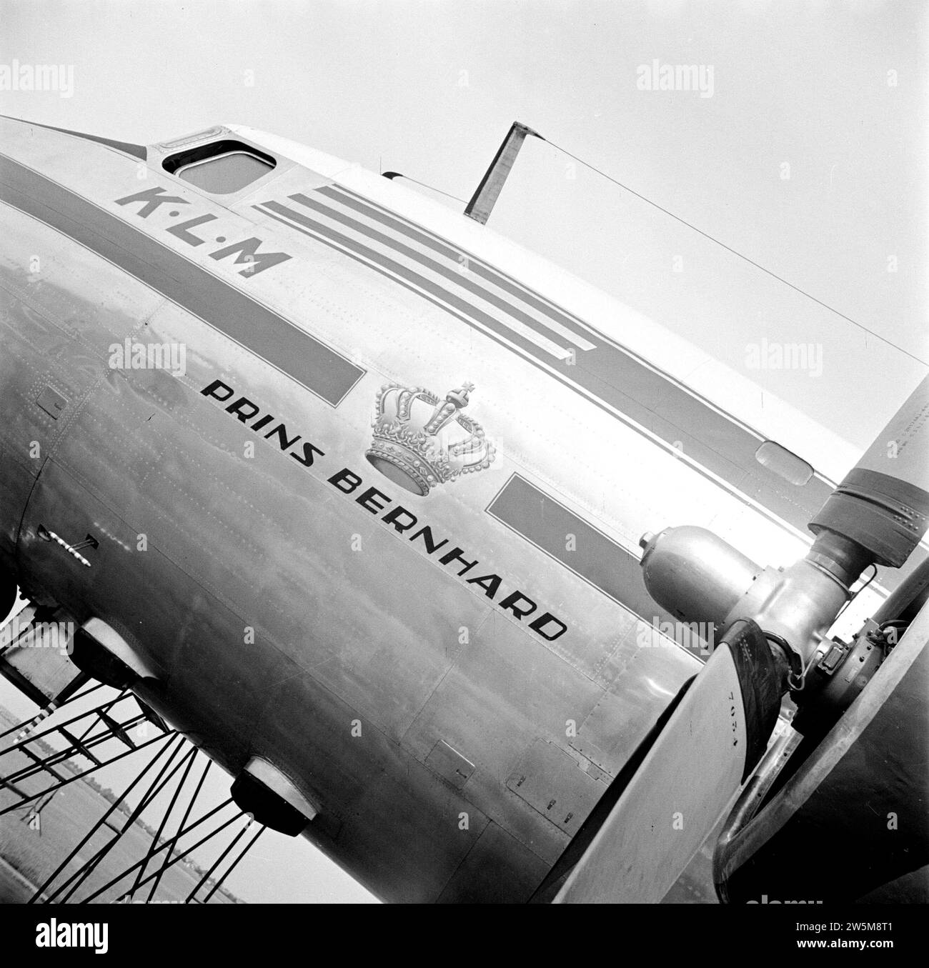 Le lettrage de l'avion de passagers quadrimoteur KLM Douglas DC-6 «Prins Bernhard» immatriculé pH-TPB à l'aéroport de Schiphol ca. Août 1951 Banque D'Images