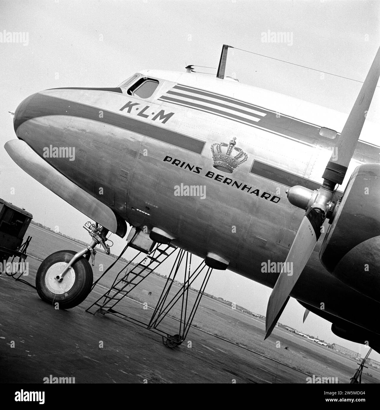 Le lettrage de l'avion de passagers quadrimoteur KLM Douglas DC-6 «Prins Bernhard» immatriculé pH-TPB à l'aéroport de Schiphol ca. Août 1951 Banque D'Images