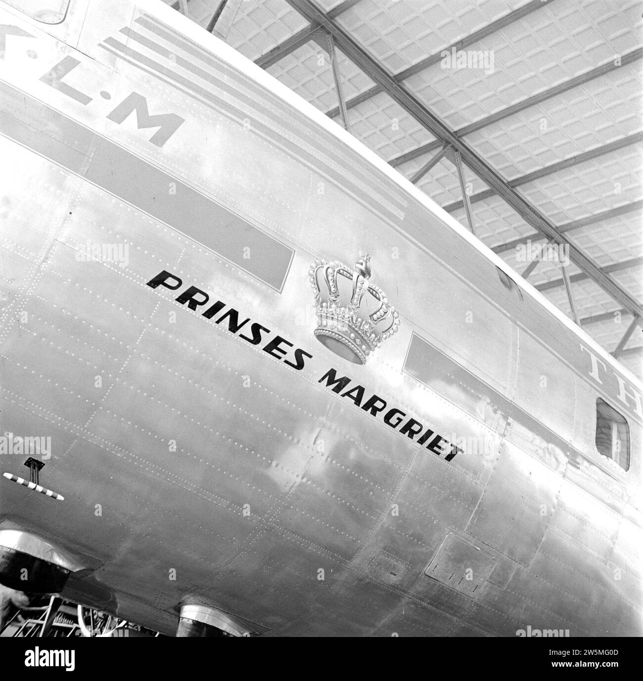 Le lettrage de l'avion de passagers quadrimoteur KLM Douglas DC-6 «Prinses Margriet» immatriculé pH-DPP à l'aéroport de Schiphol ca. Août 1951 Banque D'Images