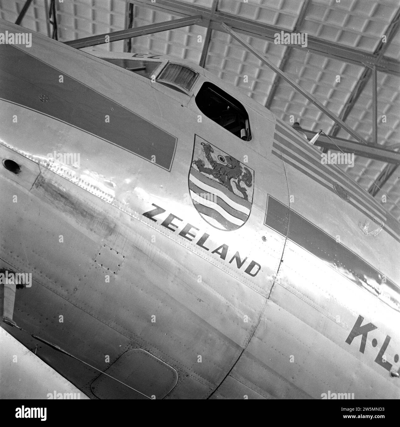 Le lettrage de l'avion de passagers quadrimoteur KLM Douglas DC-6 «Prinses Irene» immatriculé pH-TDI à l'aéroport de Schiphol ca. Août 1951 Banque D'Images