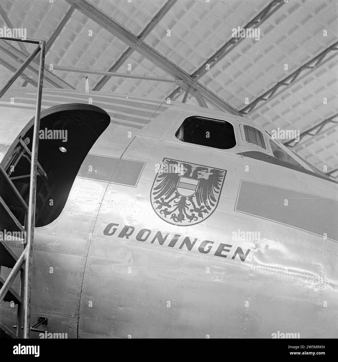 Les lettres nominales de l'avion de passagers quadrimoteur KLM DC-4 'Groningenn' numéro d'immatriculation pH-DBL à l'aéroport de Schiphol ca. Août 1951 Banque D'Images