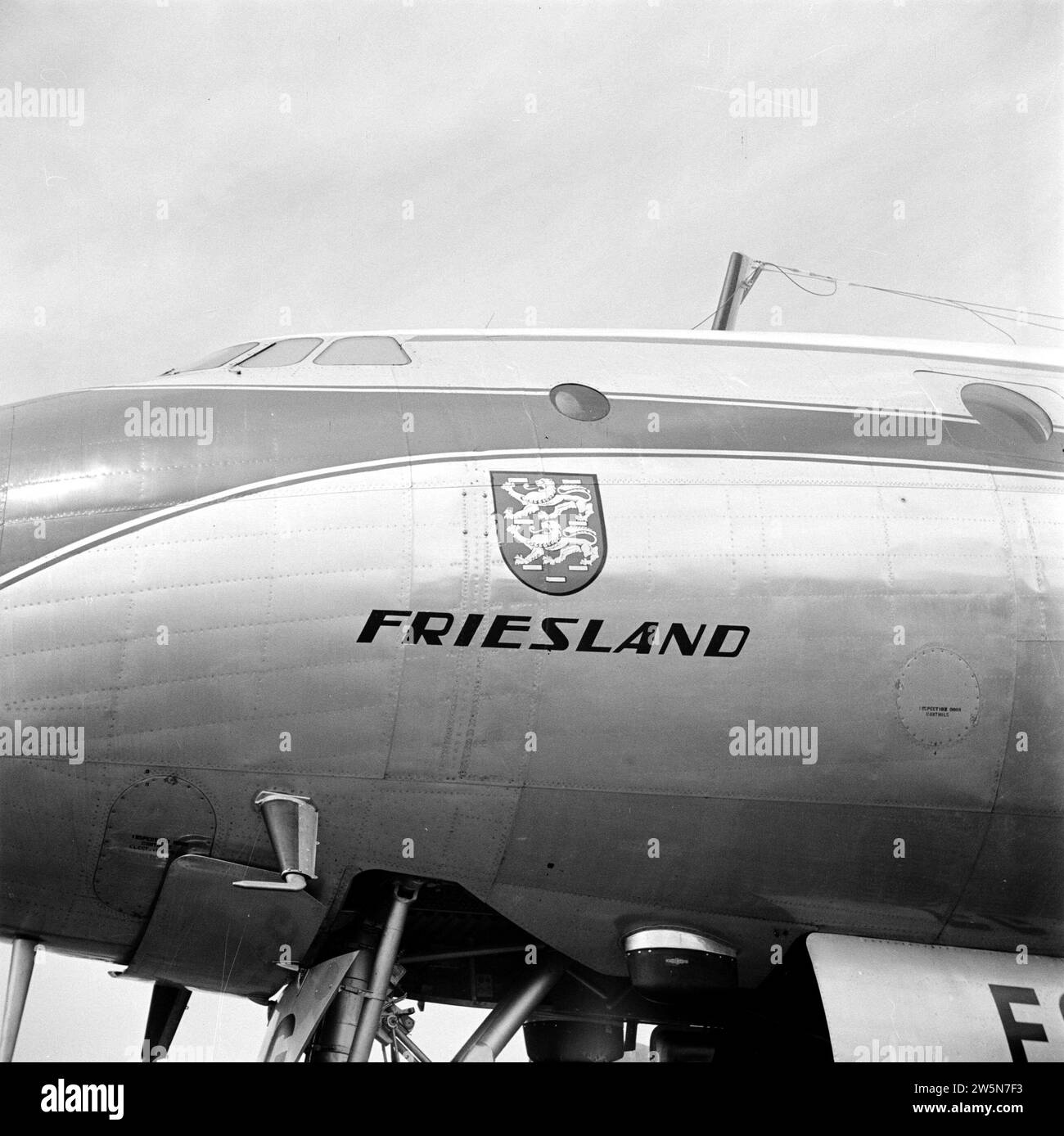 Le lettrage du nom de l'avion de passagers quadrimoteur KLM Lockheed Constellation numéro d'immatriculation pH-LDS à l'aéroport de Schiphol ca. Août 1951 Banque D'Images