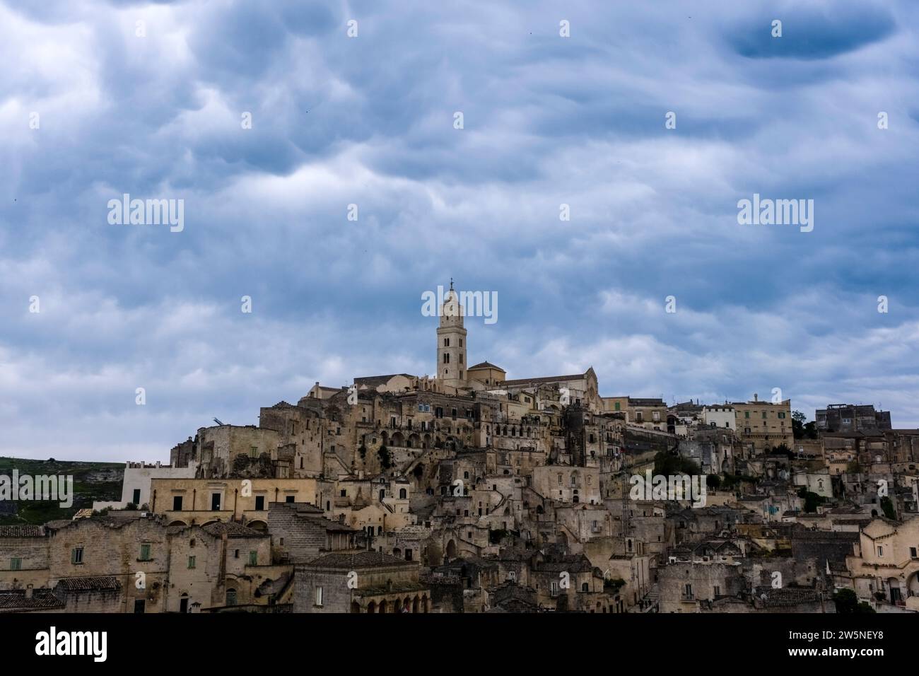 Paysage urbain des Sassi di Matera, le quartier historique de la grotte de la ville antique, vu du point de vue Emilio Colombo. Banque D'Images