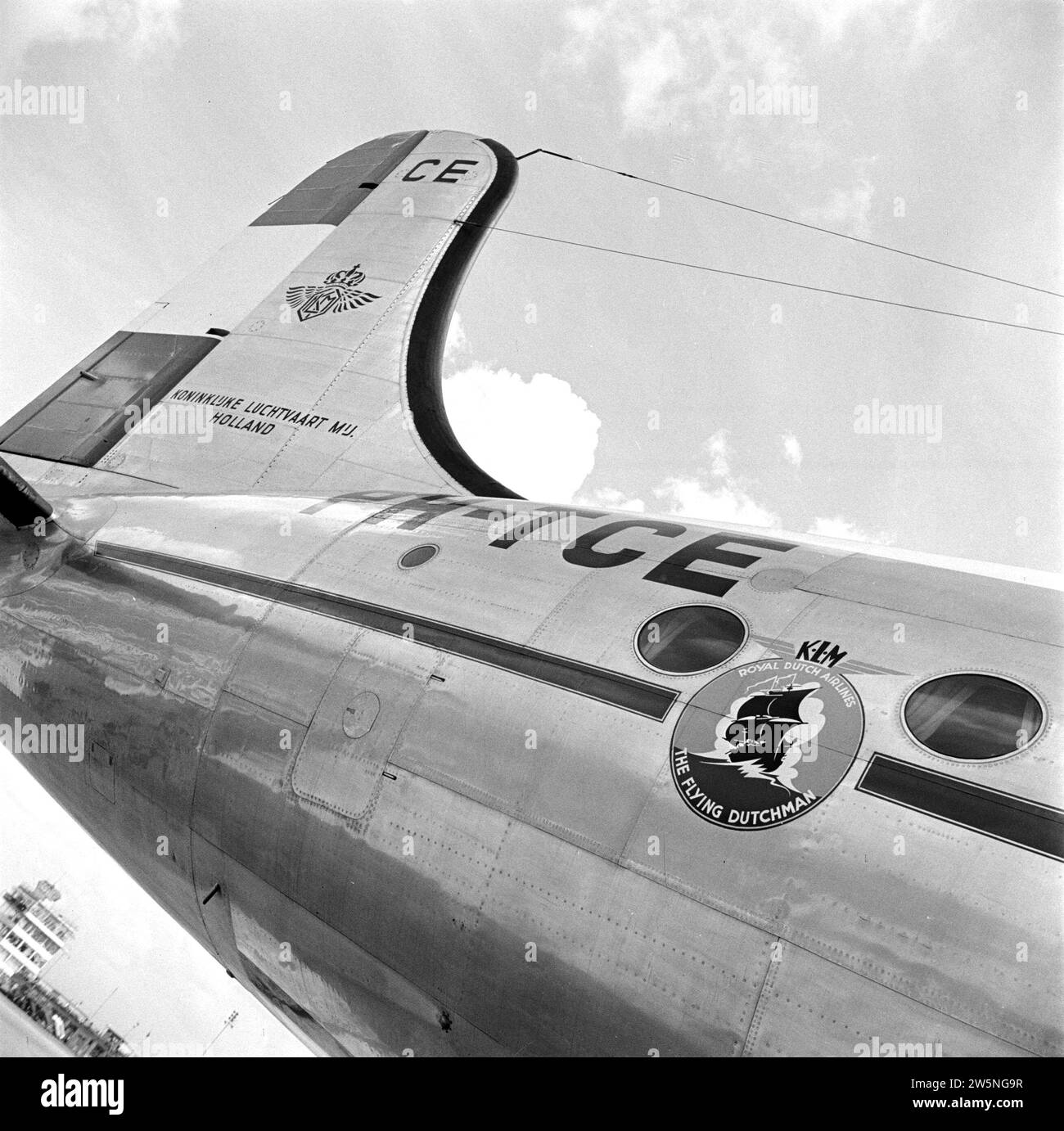 La queue de l'avion de passagers KLM Douglas DC-4 immatriculé pH-TCE avec le logo KLM sur elle, contre le côté de la cabine l'emblème Flying Dutchman ca. Août 1951 Banque D'Images