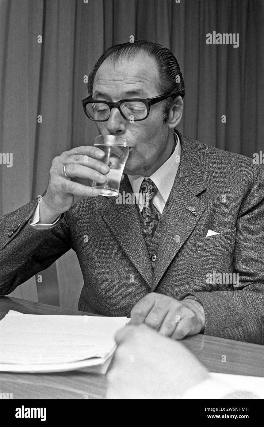 L'informateur Ruppert tient une conférence de presse, l'homme buvant un verre d'eau ca. 27 décembre 1972 Banque D'Images