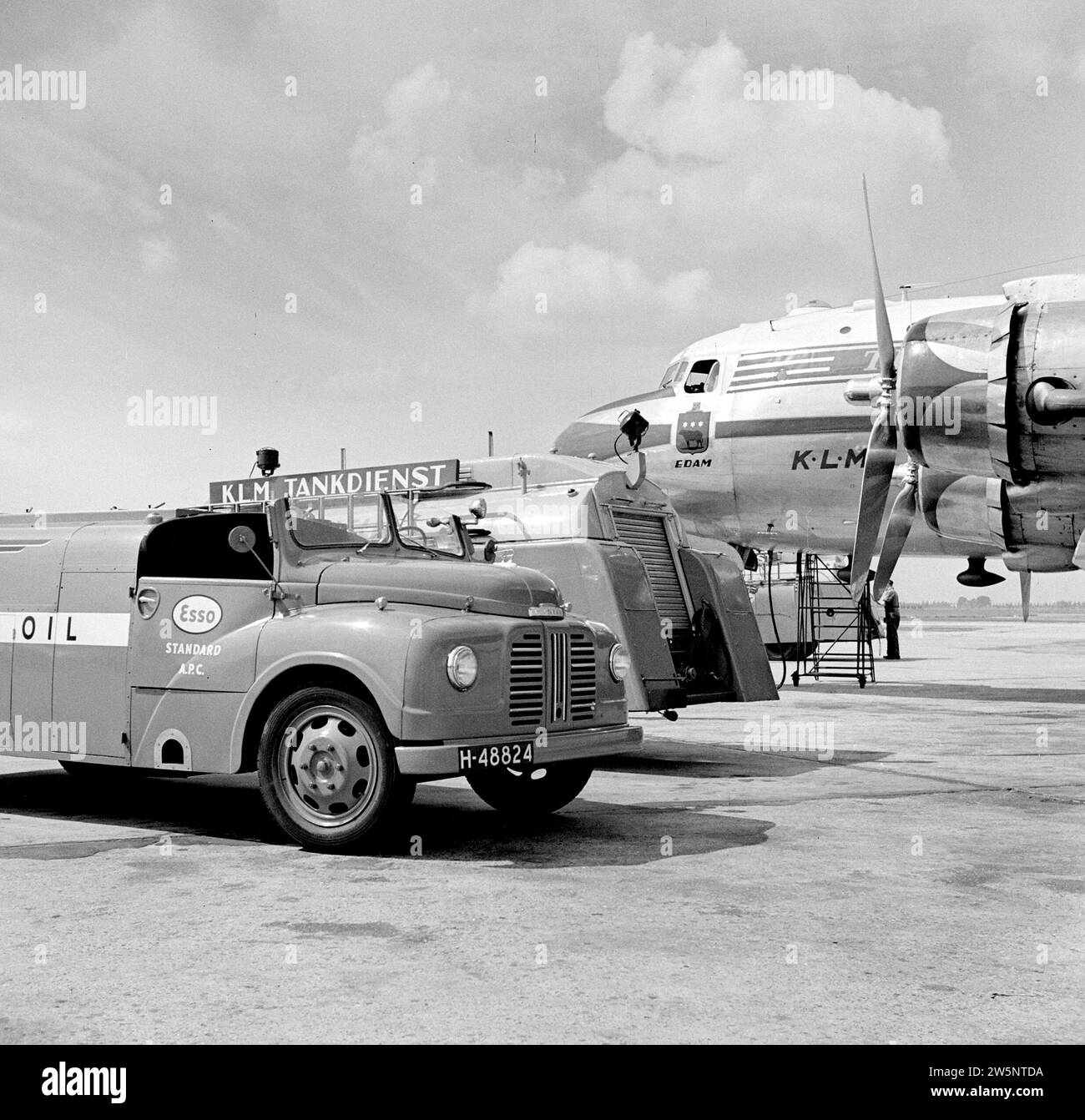 Le Douglas DC-4 Edam avec le style maison KLM et avec le logo Edam sous la fenêtre latérale du cockpit de l'aéroport de Schiphol au milieu du démarreur et des pétroliers. env. Août 1951 Banque D'Images