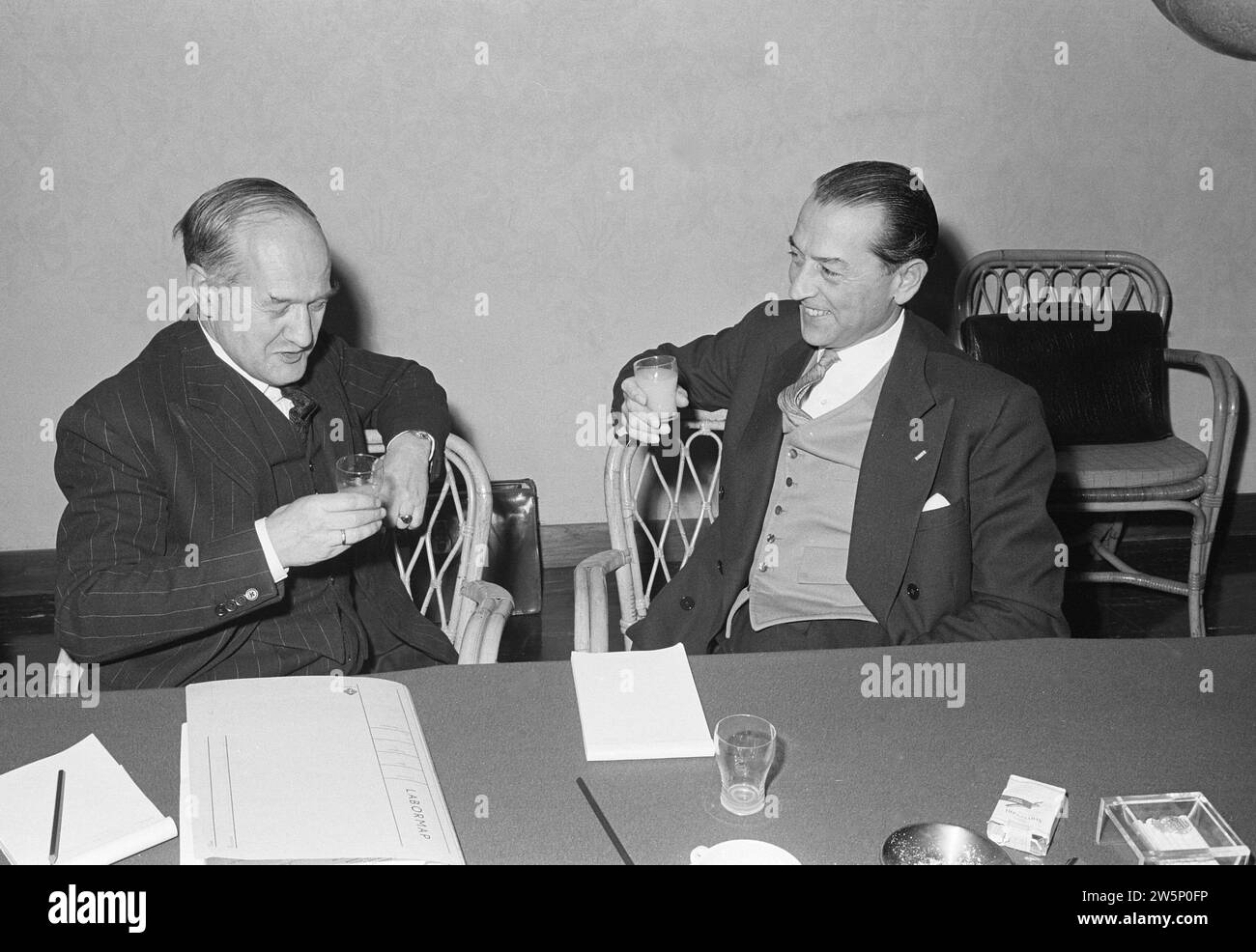 Conférence de presse de KNRV où le nouveau directeur de KLM E. H. Larive était présent, en conversation avec Jonkheer H. Reuchlin (directeur) HAL, no. 30 Larive (tête) / env. 9 janvier 1963 Banque D'Images