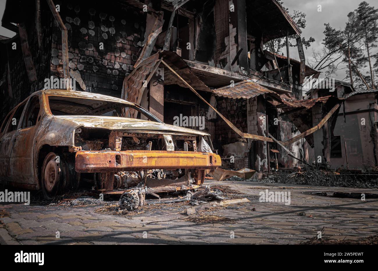Irpin, région de Kiev, 2022. Maison et voiture détruites. Conséquences des bombardements dans la guerre de la Russie contre l'Ukraine. Crime militaire. Banque D'Images