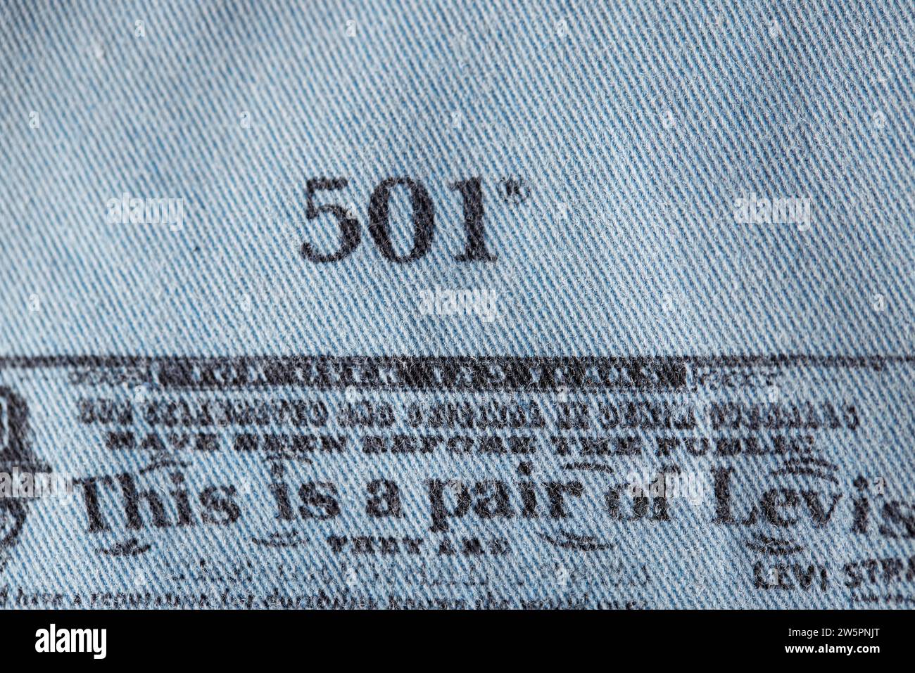 Gros plan sur les détails du nouveau LEVI'S 501 Jeans à l'intérieur. Étiquetez et estampillez LEVI'S. Jean classique modèle Levi Strauss sur le dessous de la Banque D'Images