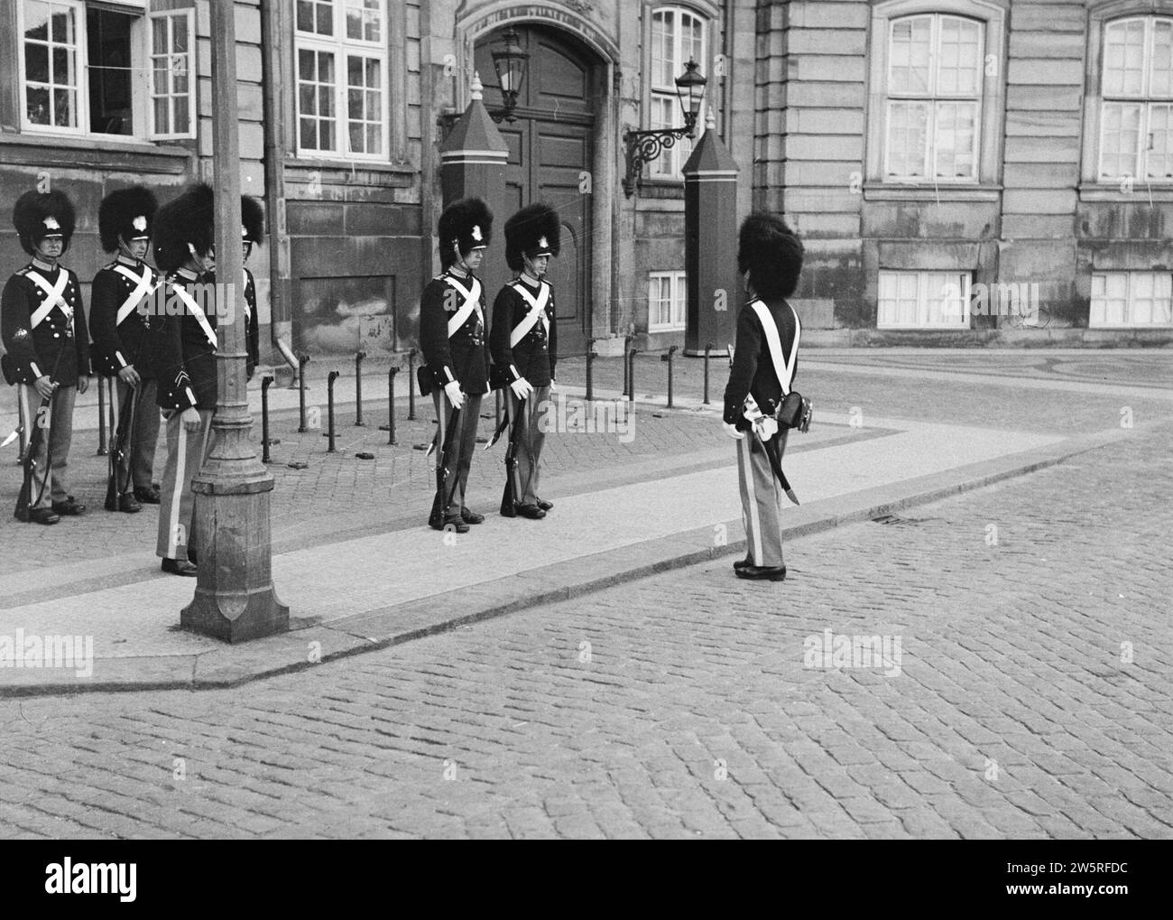 Relève de la garde devant le palais d'Amalienborg à midi ca. 1934 Banque D'Images