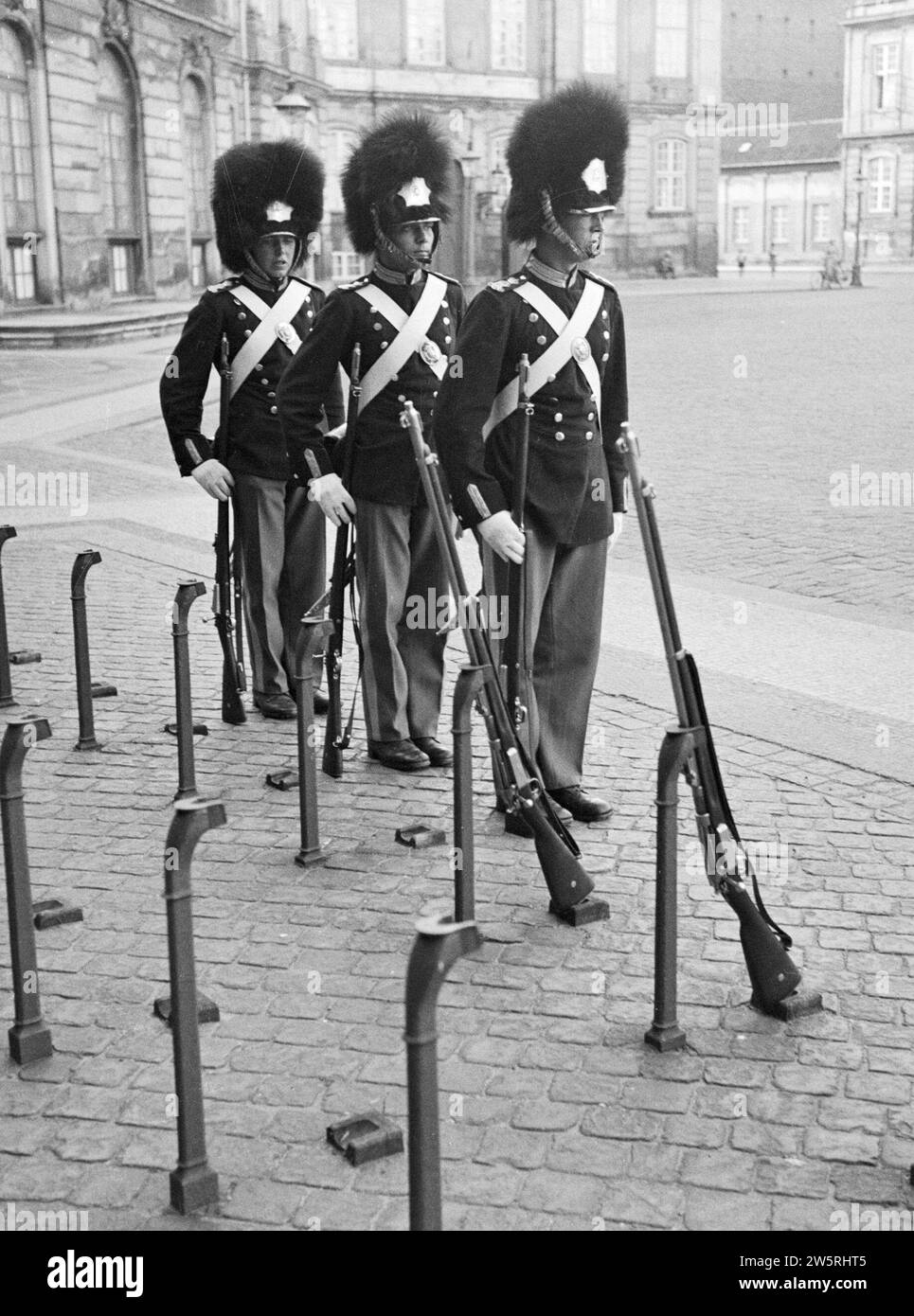 Relève de la garde devant le palais d'Amalienborg à midi ca. 1934 Banque D'Images