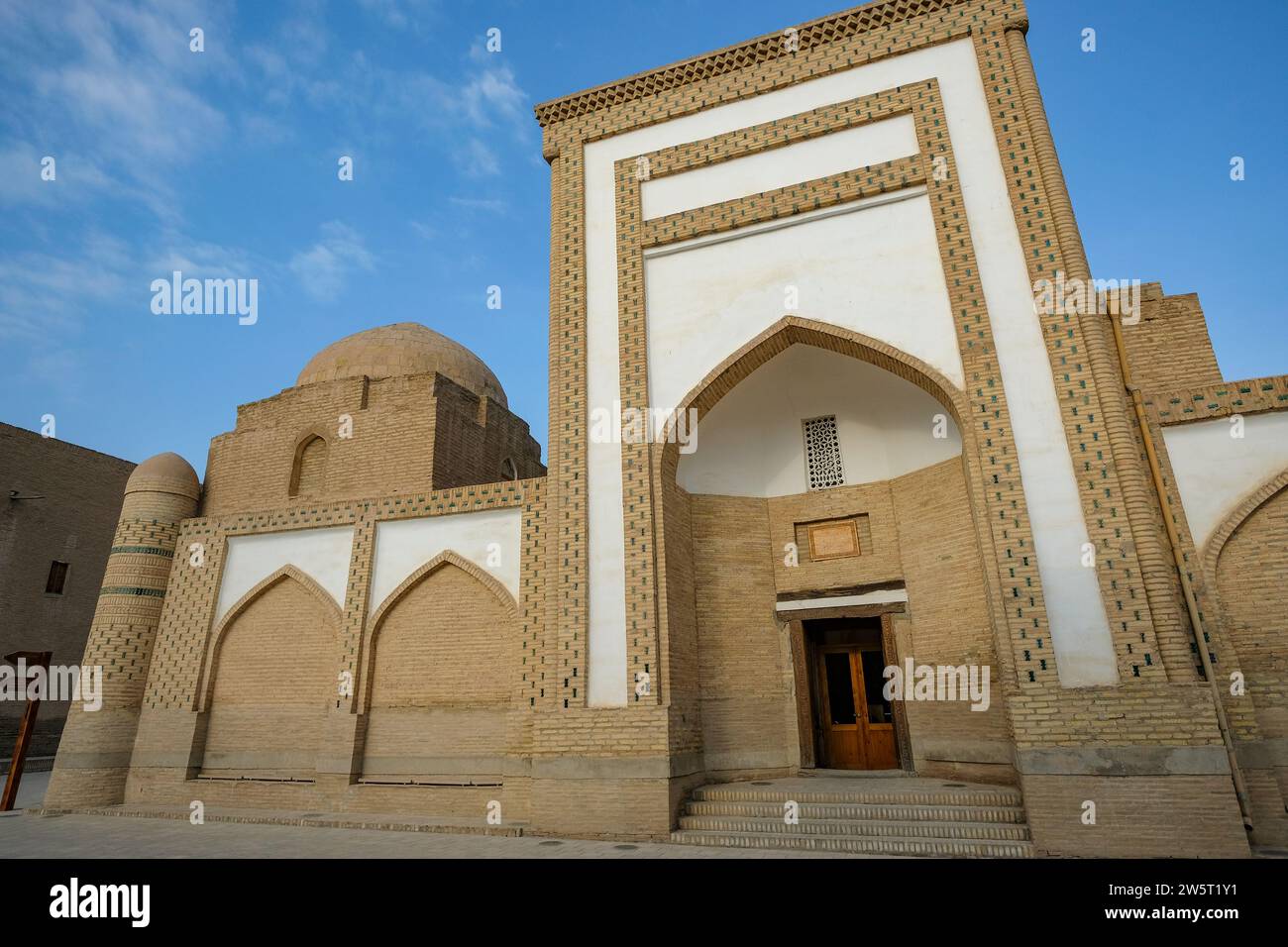Khiva, Ouzbékistan - 15 décembre 2023 : Madrasah Muhammad Amin Inaq dans la vieille ville de Khiva, Ouzbékistan. Banque D'Images