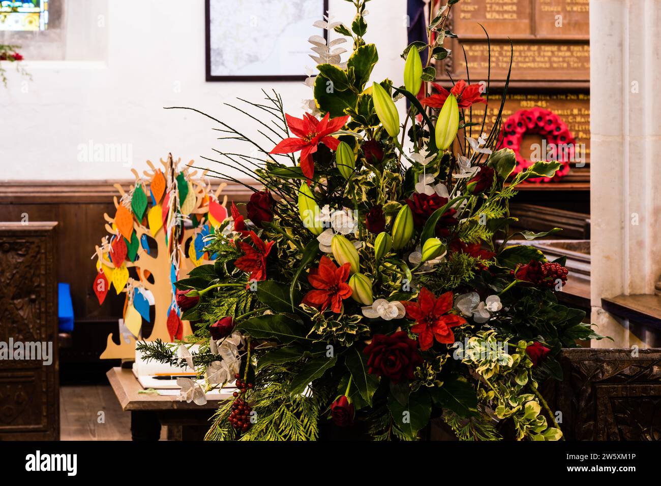 Noël 2023 exposition de fleurs à All Saints Church, East Budleigh. Banque D'Images
