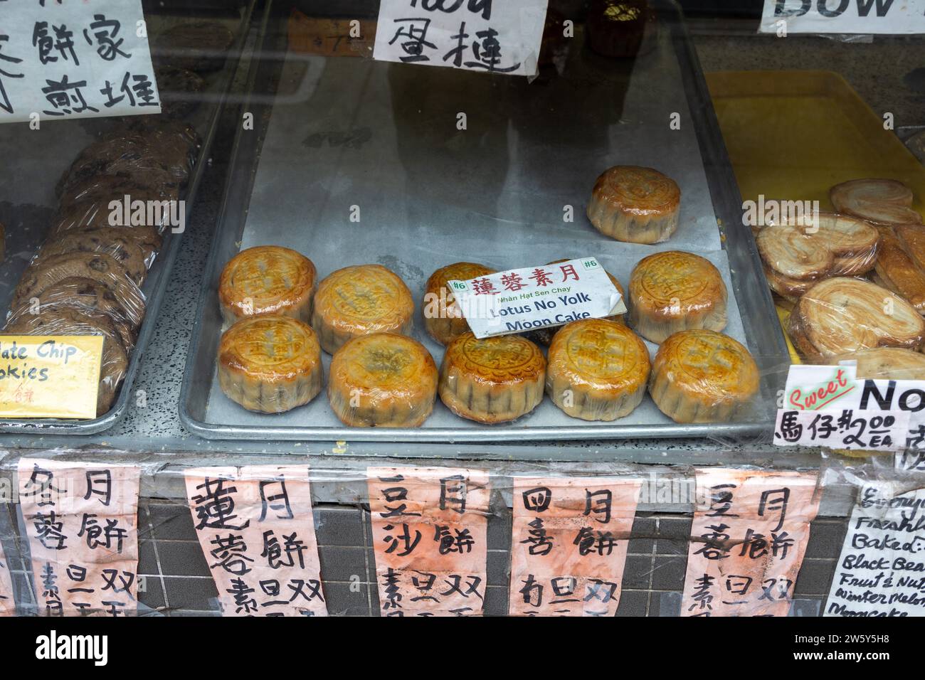 Exposition de gâteaux Lotus Moon dans Une boulangerie chinoise de China Town San Francisco, le 24 juin 2023 Banque D'Images