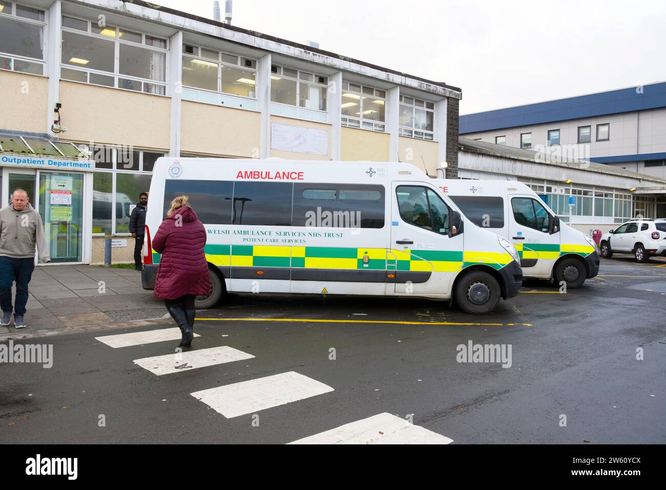 Ambulances gallois garées devant l'hôpital Glangwili patients ambulatoires à Carmarthen Dyfed Carmarthenshire pays de Galles Royaume-Uni décembre 2023 KATHY DEWITT Banque D'Images