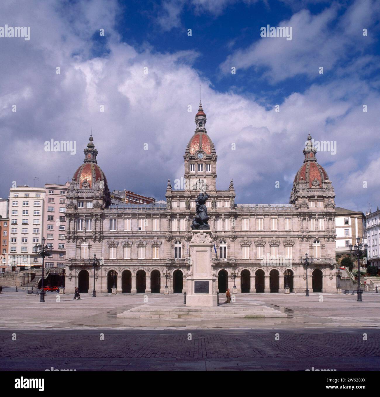 PALACIO MUNICIPAL FR LA PLAZA DE MARIA PITA - 1901/17 - FOTO AÑOS 00 SIGLO XXI. AUTEUR : PEDRO MARIÑO Y ORTEGA (1865-1931). Localisation : AYUNTAMIENTO. LA CORUNA. A CORUÑA. ESPAGNE. Banque D'Images